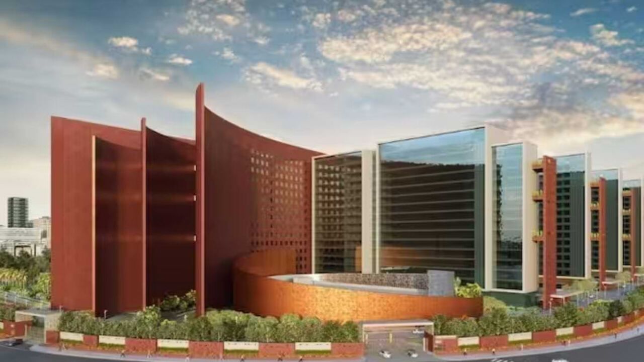 આ વર્ષે, પીએમ મોદીએ સુરત, ગુજરાતમાં વિશ્વની સૌથી મોટી ઓફિસ બિલ્ડિંગ દેશને સમર્પિત કરી હતી, જે વર્ષ 2023માં ભારતની મહત્વપૂર્ણ સિદ્ધિઓમાંની એક છે. આ બિલ્ડિંગ 659,611 ચોરસ મીટરમાં ફેલાયેલી છે અને તેને ડાયમંડ બોર્સ દ્વારા તૈયાર કરવામાં આવી છે.