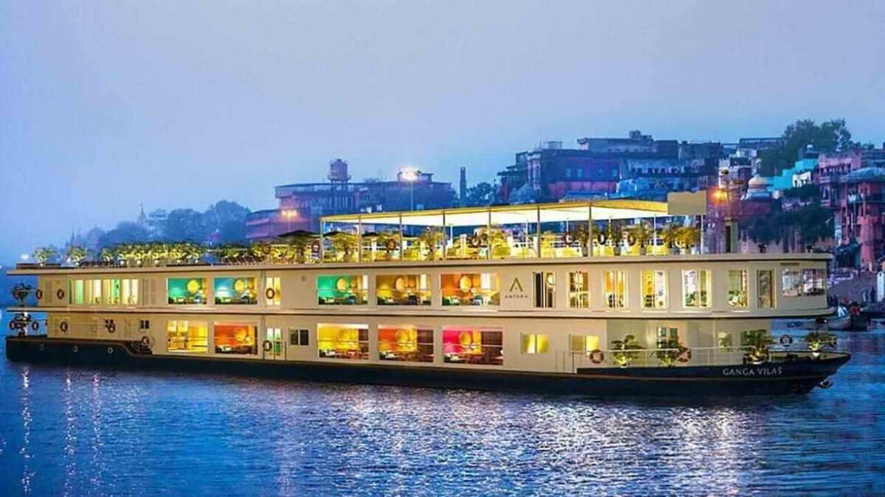 આ વર્ષે વડા પ્રધાન નરેન્દ્ર મોદીએ વિશ્વની સૌથી લાંબી નદી ક્રૂઝ એમવી ગંગા વિલાસને ફ્લેગ ઓફ કર્યું હતું, જે વિશ્વમાં ચર્ચાનો વિષય બની હતી. આ ઉપરાંત પીએમ મોદીએ વારાણસીમાં ટેન્ટ સિટીનું પણ ઉદ્ઘાટન કર્યું હતું. એમવી ગંગા વિલાસ એક ક્રુઝ છે જેણે ઉત્તર પ્રદેશના વારાણસીથી તેની મુસાફરી શરૂ કરી હતી અને બાંગ્લાદેશ થઈને આસામના ડિબ્રુગઢ પહોંચવા માટે 51 દિવસમાં લગભગ 3,200 કિમીની મુસાફરી કરી હતી.