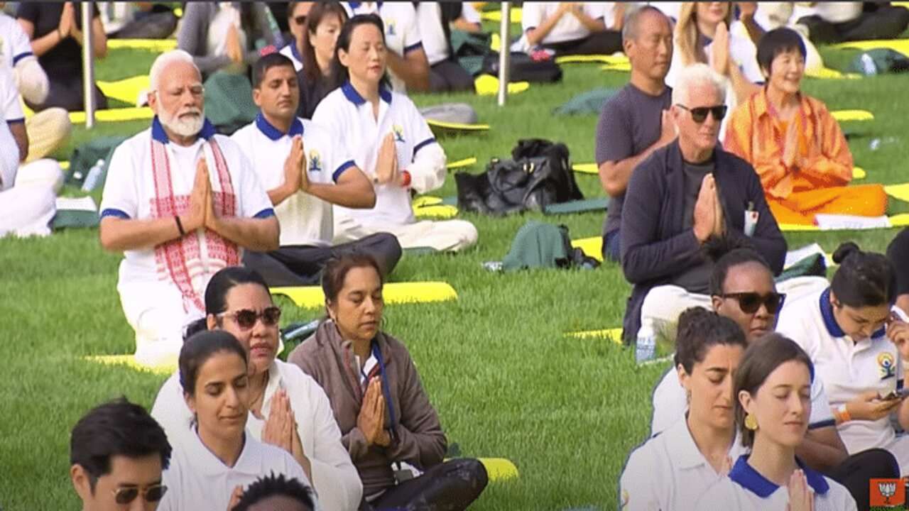 વડા પ્રધાન મોદીના નેતૃત્વમાં સંયુક્ત રાષ્ટ્રના મુખ્યાલયમાં આ મોટા યોગ સત્રનું આયોજન કરવામાં આવ્યું હતું, જ્યાં મોટાભાગની રાષ્ટ્રીયતાના લોકોની ભાગીદારી માટે ગિનિસ વર્લ્ડ રેકોર્ડ બન્યો હતો. તેનું આયોજન 21મી જૂને 9માં આંતરરાષ્ટ્રીય યોગ દિવસ પર કરવામાં આવ્યું હતું.