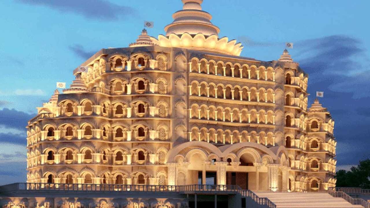 વડા પ્રધાન મોદીએ તેમના સંસદીય ક્ષેત્ર વારાણસીમાં વિશ્વના સૌથી મોટા ધ્યાન કેન્દ્ર સ્વરવેદ મહામંદિરનું પણ ઉદ્ઘાટન કર્યું. વારાણસીના ચૌબેપુરના ઉમરાહામાં વિશ્વનું સૌથી મોટું યોગ કેન્દ્ર બનાવવામાં આવ્યું છે. તે 7 માળનું ધ્યાન કેન્દ્ર છે જે વિશ્વનું સૌથી મોટું છે. નવનિર્મિત સ્વરવેદ મહામંદિર 3 લાખ ચોરસ ફૂટમાં ફેલાયેલું છે.