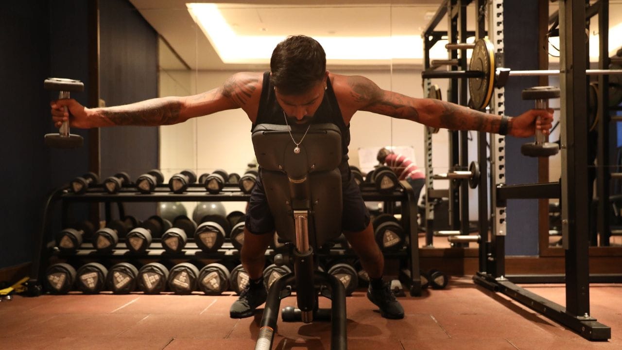 વોર્મ અપ અને સ્ટ્રેચિંગ કરવુ જોઈએ. વર્ક આઉટ પહેલા વોર્મ અપ જરુરી છે. જ્યારે વર્ક આઉટ બાદ સ્ટ્રેચિંગ કરવુ જરુરી છે. વોર્મ અપથી મસલ્સ લૂઝ થતા હોય છે. જ્યારે સ્ટ્રેચિંગ કરવાથી મસલ્સથી સ્ટિફનેસ દૂર થવા મદદરુપ રહે છે.