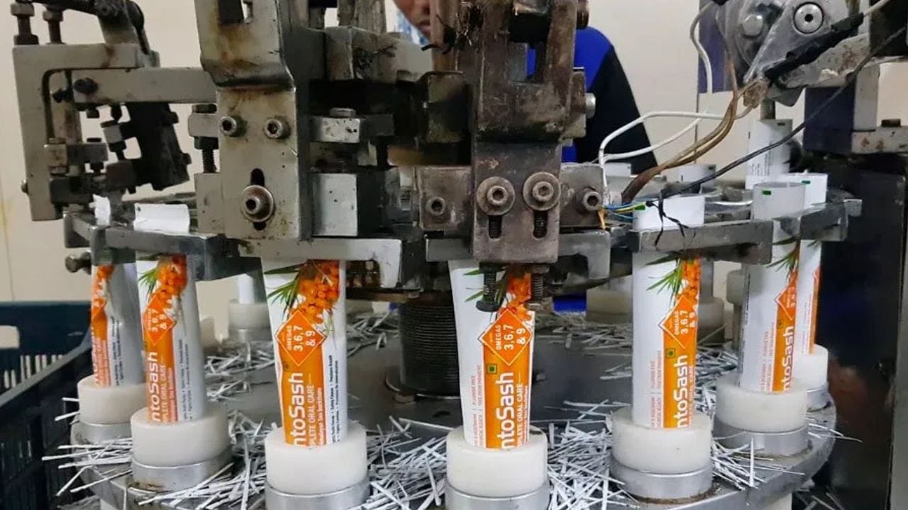 આ માર્ક લગાવવાથી ટ્યુબ બનાવવાની ફેક્ટરીમાં લગાવવામાં આવેલ મશીનોમાં કામ સરળ થઈ જાય છે અને આ નિશાન માત્ર કટીંગ પોઈન્ટ માટે છે. તેને રંગ સાથે કોઈ લેવાદેવા નથી. તે કોઈપણ રંગનું હોઈ શકે છે. ટ્યુબ બનાવવાના મશીનના લાઇટ સેન્સર આ નિશાનને ઓળખે છે અને તે મુજબ ટ્યુબ બનાવવામાં આવે છે. 