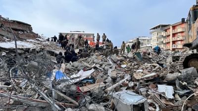 તુર્કી-સીરિયામાં ભૂકંપ : 6 ફેબ્રુઆરી 2023ના રોજ દક્ષિણ પૂર્વ તુર્કી અને સીરિયામાં 7.8 તીવ્રતાનો ભૂકંપ અને ત્યારબાદ 7.6 તીવ્રતાનો બીજો ભૂકંપ આવ્યો હતો. આ ઘટના ભયંકર હતી કે જ્યાં ઇમારતો હતી ત્યાં માત્ર કાટમાળ જ દેખાઈ રહ્યો હતો. આ કુદરતી આફતમાં 50,000થી વધુ લોકોએ જીવ ગુમાવ્યા અને હજારો લોકો બેઘર બન્યા હતા. આ ભૂકંપમાં તુર્કીના 10 શહેરો તબાહ થઈ ગયા હતા અને 11 હજારથી વધુ નાની-મોટી ઈમારતો ધરાશાયી થઈ હતી.