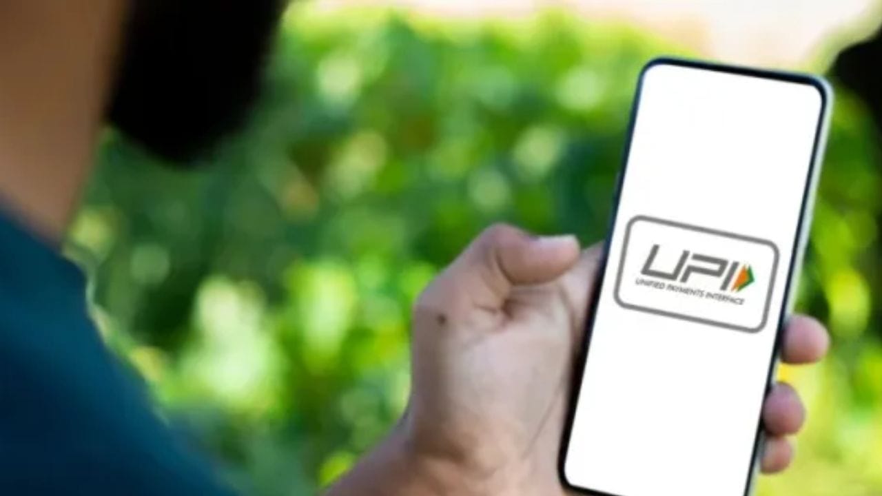નેશનલ પેમેન્ટ કોર્પોરેશન ઓફ ઈન્ડિયાએ યુનિફાઈડ પેમેન્ટ્સ ઈન્ટરફેસ (UPI) બનાવ્યું છે. UPI એ મધ્યવર્તી રીઅલ-ટાઇમ પેમેન્ટ સિસ્ટમ છે જે બે વ્યક્તિઓ વચ્ચે અથવા વ્યક્તિ અને વેપારી વચ્ચેના વ્યવહારો કરે છે.