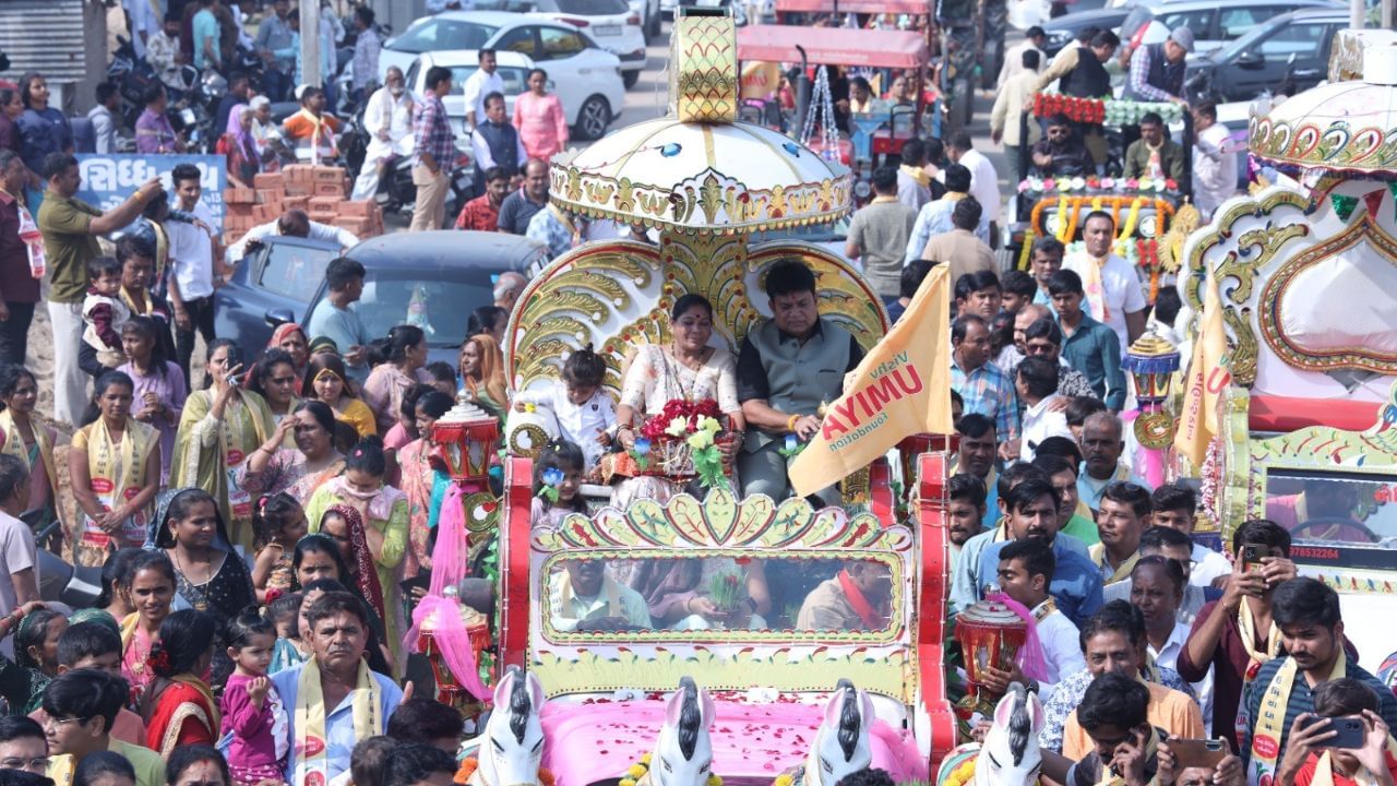 આ કથાના મુખ્ય યજમાન લક્ષ્મણજી ઠાકોર, કલોલના ધારાસભ્ય સહિતના ઘરેથી ધામધૂમપૂર્વક પોથી યાત્રા નીકાળવામાં આવી હતી. જેમા હજારોની સંખ્યામાં ભાવિ ભક્તો જોડાયા હતા.