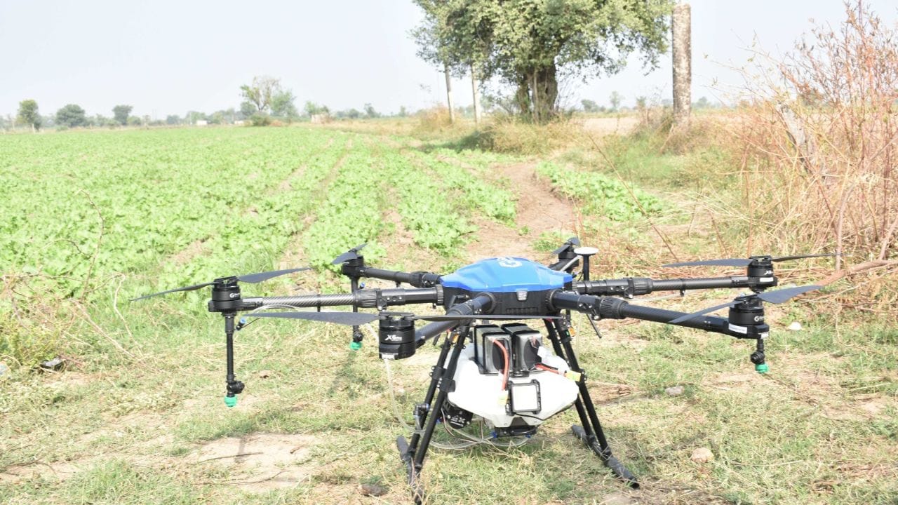 યાત્રા અન્વયે ડ્રોન ટેકનોલોજીની ખેતીમાં ઉપયોગને લઈ નિદર્શન યોજવામાં આવ્યુ હતુ. ખેતીવાડી વિભાગ દ્વારા ડ્રોનના ઉપયોગથી નેનો યુરિયા ખાતરના છંટકાવને લઈ નિદર્શન દર્શાવાવામાં આવ્યુ હતુ. જે 26 કિલોના ડ્રોન દ્વારા 10 લીટર નેનો યુરિયાને એક હેક્ટર વિસ્તારમાં 8 જ મિનિટમાં છંટકાવ કરી શકાય છે. 