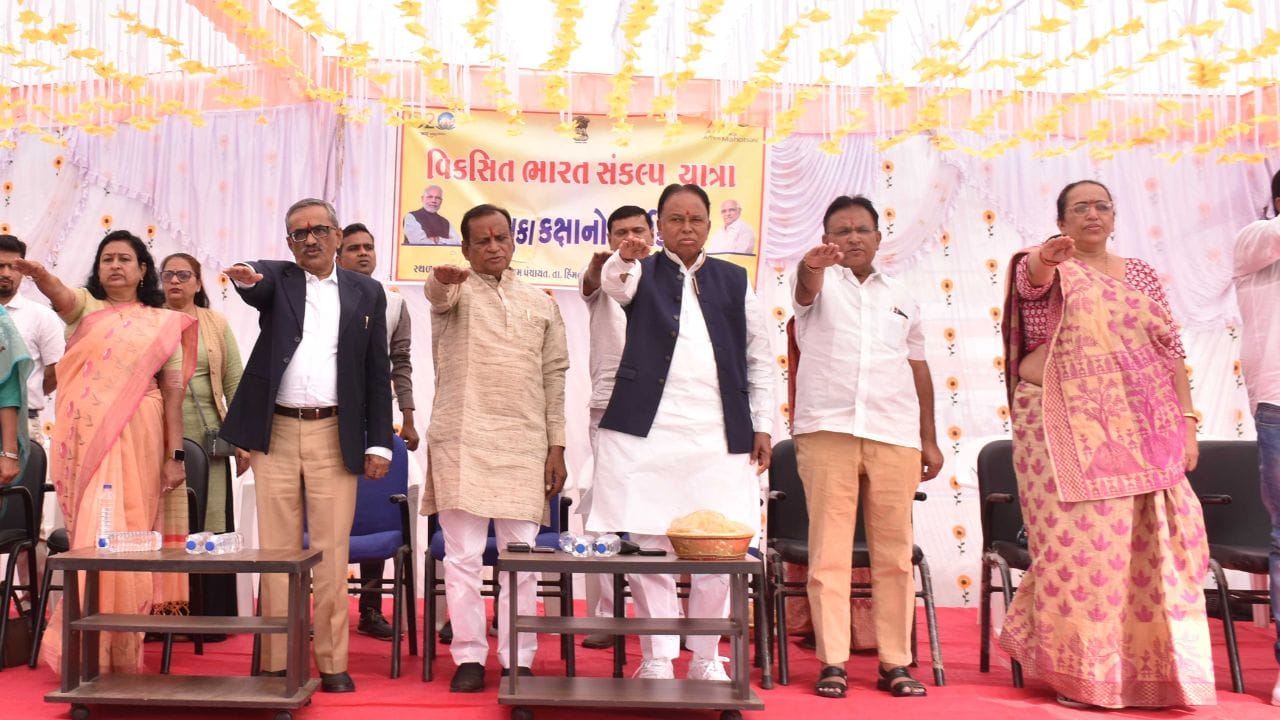 જિલ્લા કલેકટર નૈમેષ દવેની અધ્યક્ષતામાં એક બેઠક વિકસિત ભારત સંકલ્પ યાત્રા અંતર્ગત યોજવામાં આવી હતી. જે મુજબ આગામી 1, જાન્યુઆરી 2024ના રોજ એક સાથે જિલ્લામાં સૂર્ય નમસ્કાર નુ આયોજન કરવામાં આવ્યુ છે. ગરબાને હેરિટેજ દરજ્જો મળવા જઈ રહ્યો હોઈ આગામી 6 ડીસેમ્બરે જિલ્લા સ્તરે ગરબા આયોજન કરવામાં આવશે. આમ તમામ આયોજનને લઈ બેઠક યોજીને જિલ્લા અને તાલુકાના અધિકારીઓને માર્ગદર્શન આપ્યુ હતુ. 