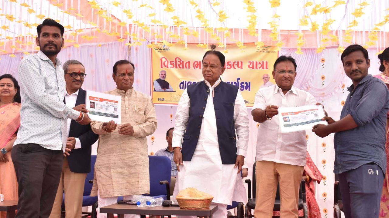 સાબરકાંઠાના સાંસદ દીપસિંહ રાઠોડ અને હિંમતનગરના ધારાસભ્ય વીડી ઝાલા, કલેકટર નૈમેષ દવેની ઉપસ્થિતિમાં રથનુ સ્વાગત દેધરોટા ગામે કરવામાં આવ્યુ હતુ. જ્યાં 100 ટકા નળ જોડાણની સિદ્ધી માટે પ્રશસ્તિ પત્ર તેમજ ભૂમિ સન્માન પત્ર પ્રસંગે એનાયત કરવામાં આવ્યા હતા. વિસ્તારના ખેલાડીઓનુ પણ પ્રસંગે સન્માન સાંસદ અને ધારાસભ્ય દ્વારા કરવામાં આવ્યુ હતુ. 