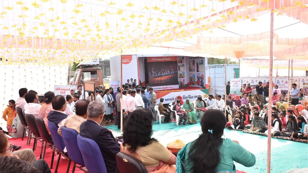 વડાપ્રધાન નરેન્દ્ર મોદીના રેકોર્ડ કરેલ વિકસિત ભારત સંકલ્પ અન્વયે પ્રજાજોગ વીડિયો સંદેશો યાત્રા દરમિયાન ગ્રામજનોએ સાંભળ્યો હતો. ત્યારબાદ પ્રદર્શન નિહાળ્યુ હતુ. 
