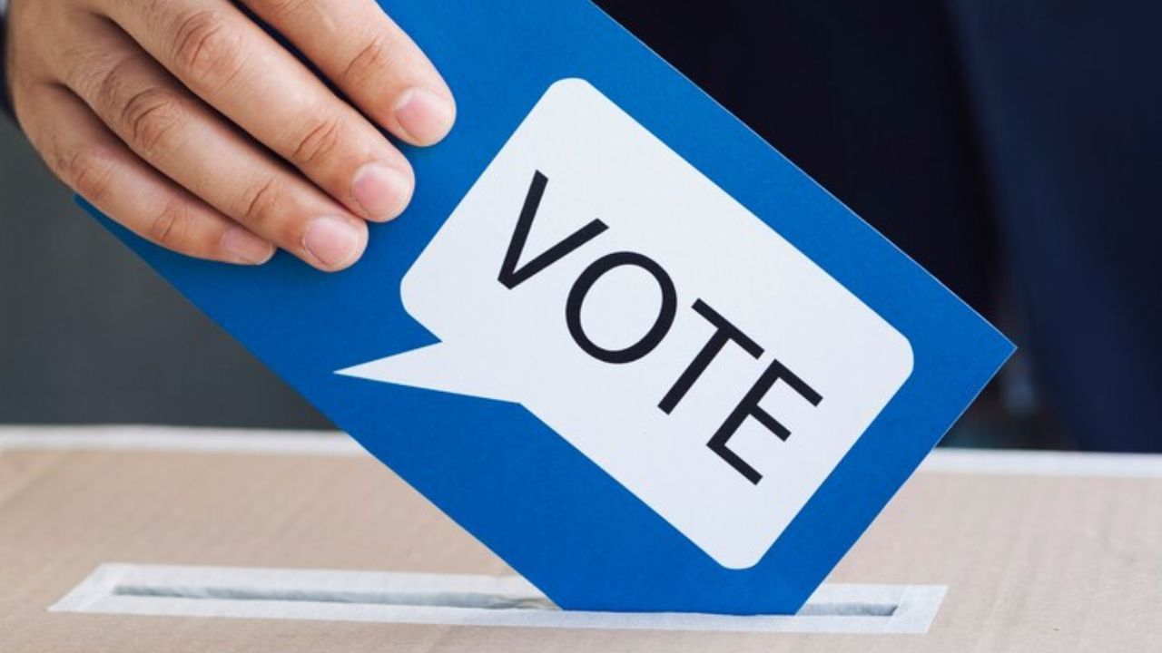 અમેરિકામાં પણ ચૂંટણી દરમિયાન એક્ઝિટ પોલ પર પ્રતિબંધ છે. જો કે ન્યૂઝ ચેનલો અને સંસ્થાઓ ગમે ત્યારે ઓપિનિયન પોલ બતાવી શકે છે. મતદાન પૂર્ણ થયા પછી જ એક્ઝિટ પોલનું પ્રસારણ કરવાનો નિયમ છે.