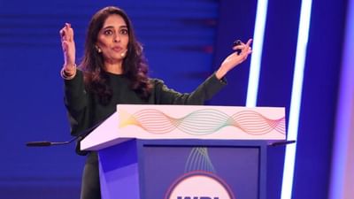  મુંબઈની રહેવાસી મલ્લિકા સાગરે ફિલાડેલ્ફિયામાં બ્રાયન માવર કોલેજથી આટ્સ ઈતિહાસમાં ડિગ્રી મેળવી છે. ત્યારબાદ તેણે વર્ષ 2001માં ક્રિસ્ટીમાં ઓક્શનર તરીકે કરિયરની શરુઆત કરી હતી. 