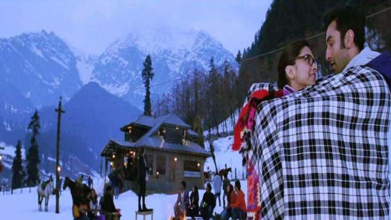 ઈમરાન હાશ્મીની ફિલ્મ ફિલ્મ 'ગ્રાઉન્ડ ઝીરો'નું શૂટિંગ જમ્મુ-કાશ્મીરના પહેલગામમાં થયું છે. આ સિવાય એક્ટરે આ ફિલ્મનું શ્રીનગરમાં શૂટિંગ કર્યું હતું. 'રાઝી', 'સ્ટુડન્ટ ઓફ ધ યર' અને 'યે જવાની હૈ દીવાની' જેવી ઘણી શાનદાર ફિલ્મોનું શૂટિંગ શ્રીનગરમાં થયું હતું. 'રાઝી'નું શૂટિંગ પણ 'પહલગામ'માં થયું હતું. જમ્મુ-કાશ્મીરનો આ વિસ્તાર શૂટિંગ માટે ખૂબ જ લોકપ્રિય છે.