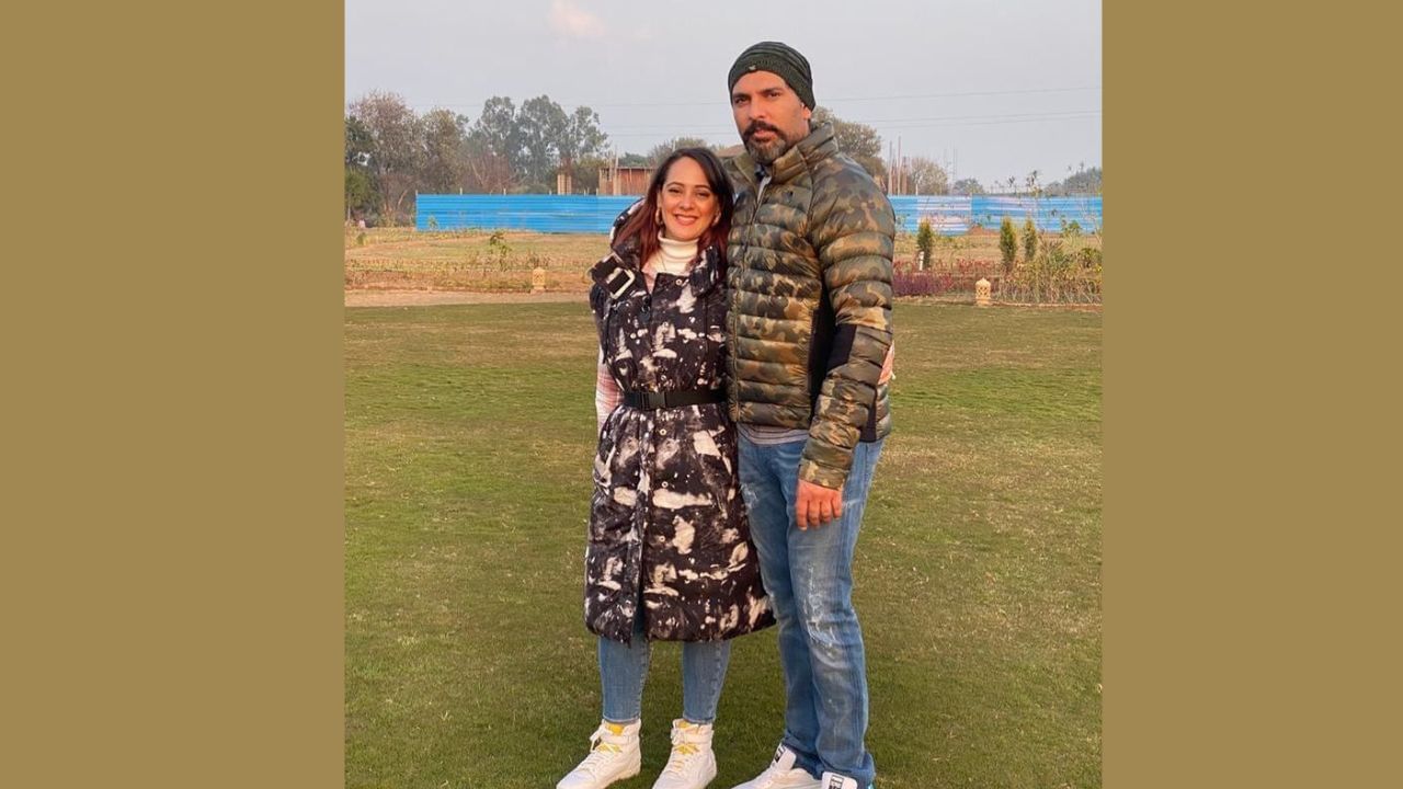 યુવરાજ સિંહે 16 ઓક્ટોમ્બર 2003ના રોજ ન્યુઝીલેન્ડ વિરુદ્ધ ટેસ્ટ ડેબ્યું કર્યું હતુ. વનડેમાં 2000માં કેન્યા વિરુદ્ધ ડેબ્યું કર્યું હતુ અને ટી 20માં 13 સપ્ટેમબર 2007ના રોજ સ્કોટલેન્ડ સામે ડેબ્યું કર્યું હતુ.