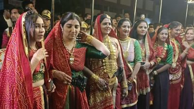 રાજકોટમાં આહિર સમાજના લગ્ન દરમિયાન ફુલેકુ નીકળ્યુ જે સહુ કોઈ માટે આકર્ષણનું કેન્દ્ર બન્યુ. આહિર સમાજના ભાઈઓ અને બહેનો સોનાના મોટા-મોટા આભૂષણો સાથે દીપી રહ્યા હતા. ત્યારે સહુ કોઈની નજરો તેમના પરથી હટતી ન હતી