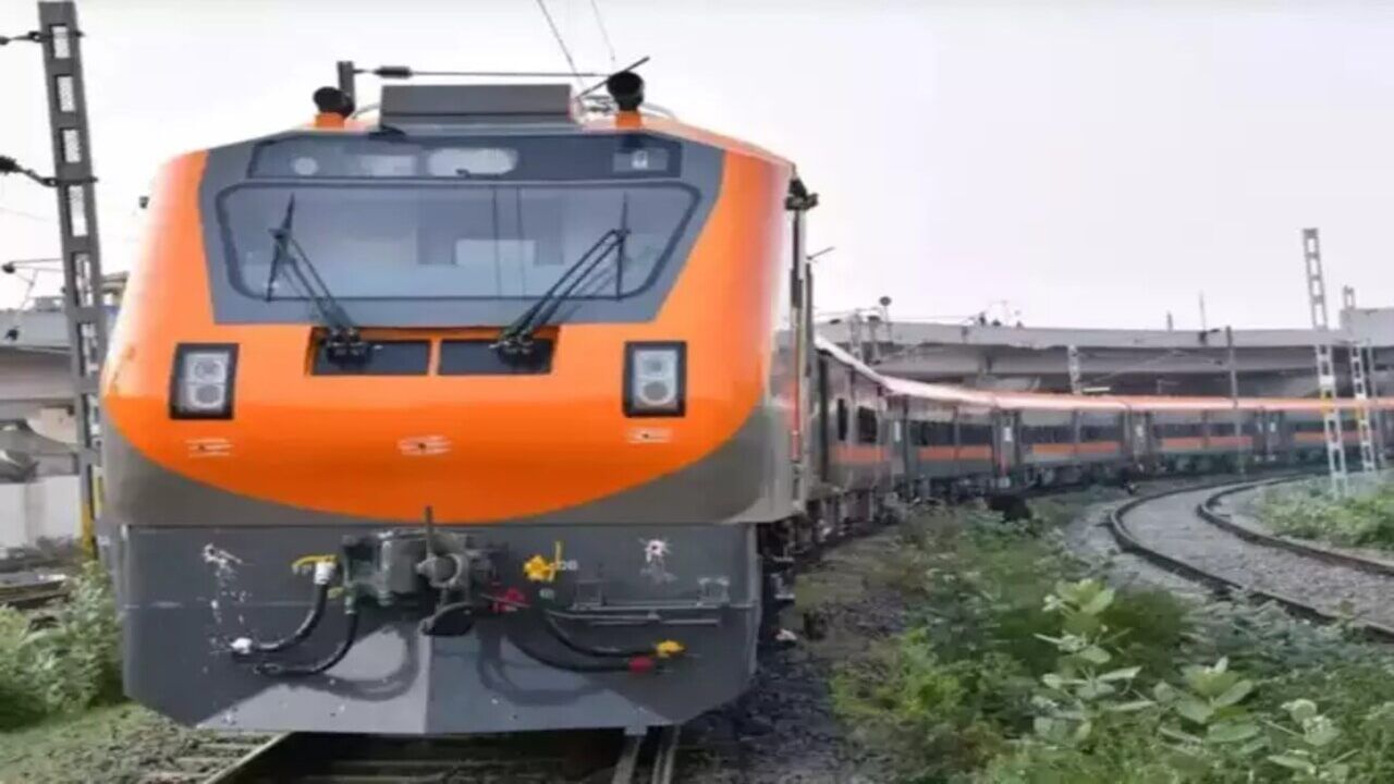 કેન્દ્ર સરકાર હવે અમૃત ભારત ટ્રેન દોડાવી રહી છે. આ ટ્રેન વર્તમાન ટ્રેન કરતા સુવિધાયુક્ત છે.