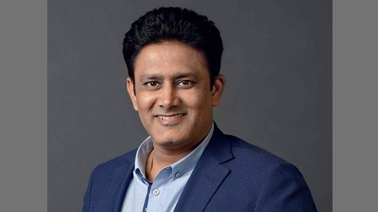 અનિલ કુંબલે - ભારતીય બોલર અને કોચ અનિલ કુંબલે કોમેન્ટ્રીમાં પણ ખૂબ જ લોકપ્રિય રહ્યા છે. અનિલ કુંબલે એક સિરીઝ માટે લગભગ 32 લાખ રૂપિયા લે છે, તેની વાર્ષિક આવક 5.5 કરોડ રૂપિયા છે.