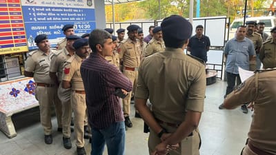 31 ડિસેમ્બર પહેલા બુટલેગર-પેડલરો બેફામ બની જતા હોય છે. ન્યુ યર પાર્ટીઓની મહેફિલ માટે દારૂ અને નશીલા પદાર્થના કેરિયર સરક્રિયા બની જતાં હોય છે. આ બનાવો પર નિયંત્રણ લાવવા ભરૂચ પોલીસ સતર્ક બની છે.