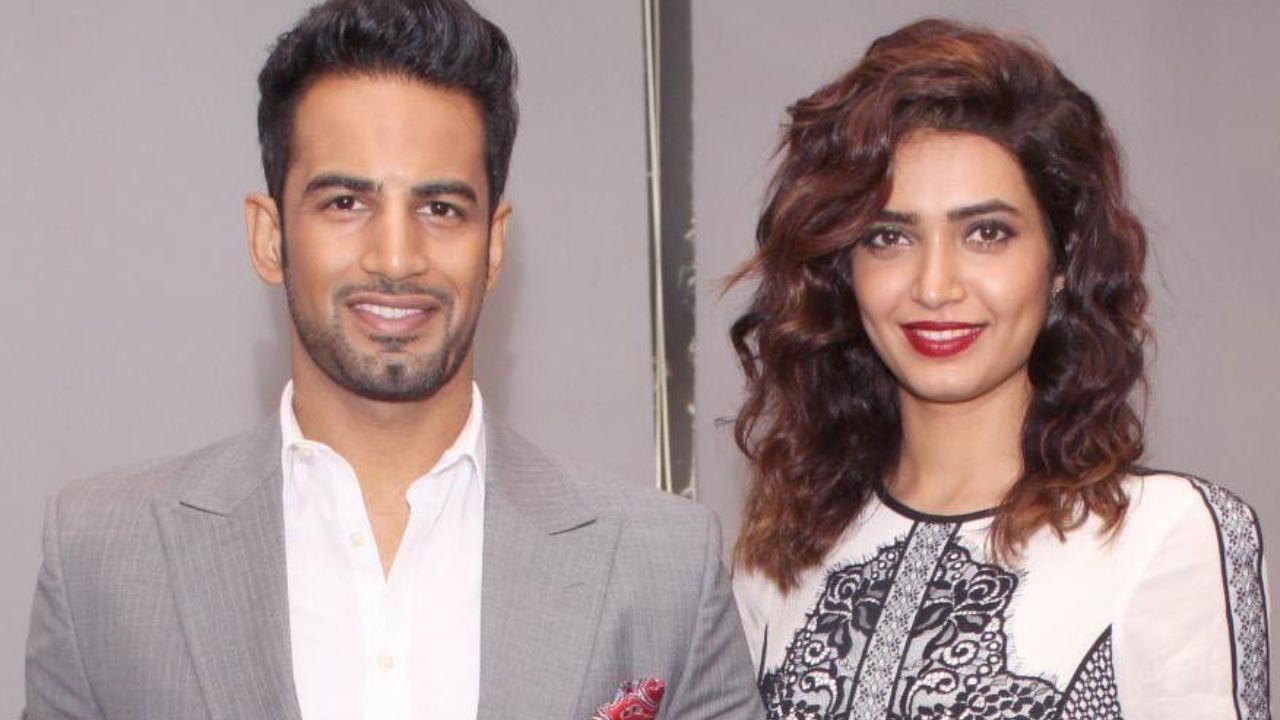 કરિશ્મા તન્ના અને ઉપેન પટેલ:  બિગ બોસના ઘરની અંદર કરિશ્મા અને ઉપેન વચ્ચે ખીલતો પ્રેમ જોયો, ત્યારે અમે બધાએ વિચાર્યું કે બિગ બોસના ઘરની અંદર હેડલાઇન્સ બનાવવી તે એક ગેમ હોઈ શકે છે. જોકે, શો પૂરો થયા પછી પણ કપલ સાથે જ હતુ. આ કપલ ફરી 'નચ બલિયે' શોમાં પણ સાથે જોવા મળ્યું.  એમટીવીની 'લવ સ્કૂલ'ને જજ કરતી વખતે પણ તેઓ સાથે જોવા મળ્યા હતા પણ થોડા સમય બાદ બધી સારી બાબતોનો અંત આવી ગયો, કરિશ્મા અને ઉપેન અલગ થઈ ગયા. તેમના તમામ ચાહકો માટે આ એક મોટો આંચકો હતો પરંતુ બંનેએ કહ્યું કે તેઓ તેમનું ભવિષ્ય એકસાથે જોતા નથી.