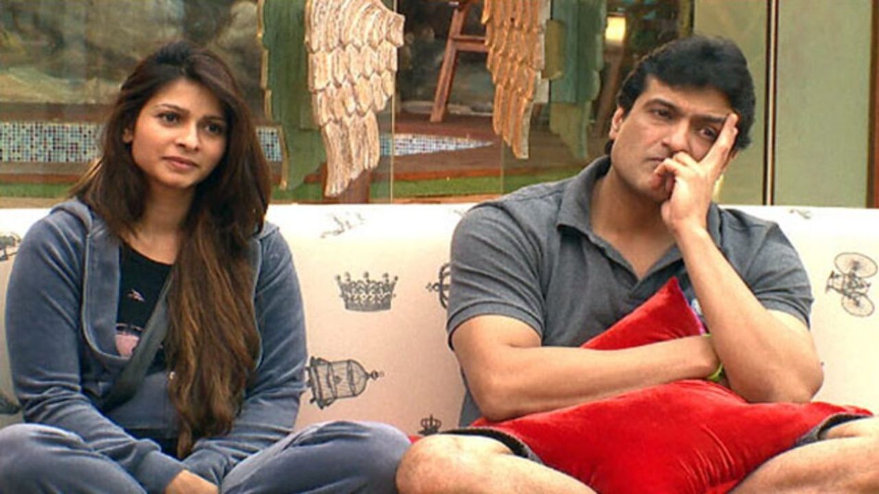 તનિષા મુખર્જી અને અરમાન કોહલી : બિગ બોસના ઘરમાં તનિષા અને અરમાન નજીક આવવાને લઈને ઘણી ચર્ચા થઈ હતી. બંને બિગ બોસના ઘરની અંદર ખૂબ જ નજીક જોવા મળ્યા હતા અને એવી અફવાઓ હતી કે શોમાંથી બહાર નીકળ્યા પછી બંને જલ્દી લગ્ન કરી લેશે. જો કે, શોમાંથી બહાર આવ્યા પછી, બંનેએ બ્રેકઅપ કર્યું અને શેર કર્યું કે તેઓ ફક્ત બે અલગ અલગ લોકો છે અને તેઓ સાથે રહેવા માટે નથી.