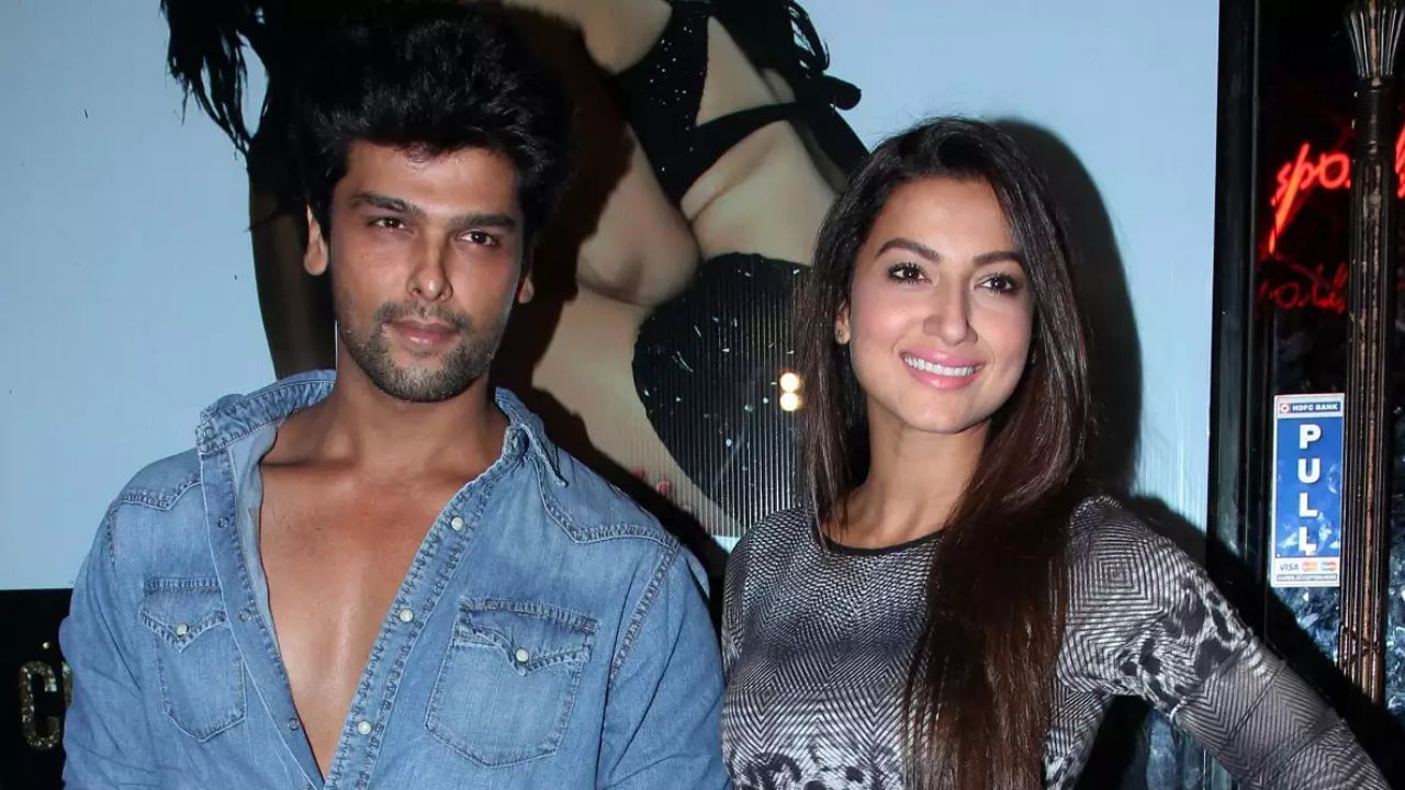  ગૌહર ખાન અને કુશાલ ટંડન : બિગ બોસના સૌથી લોકપ્રિય કપલમાંથી એક કુશાલ અને ગૌહર બિગ બોસના ઘરની અંદર એકબીજાના પ્રેમમાં પડ્યા હતા. તેઓ ઘરની અંદર એકબીજાને સપોર્ટ કરતા જોવા મળ્યા હતા અને ગૌહર પણ શો જીતી ગઈ હતી. બંને એક મજબૂત દંપતી તરીકે ઉભરી આવ્યા હતા પરંતુ થોડા મહિનાઓ પછી તૂટી પડ્યા હતા. કુશલે પોતાના ટ્વિટર હેન્ડલ પર બ્રેકઅપની જાહેરાત પણ કરી હતી.