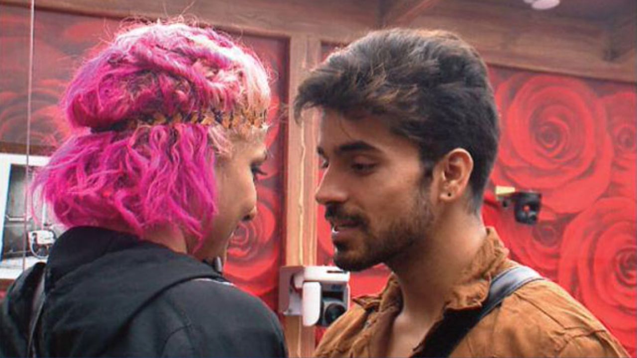 ગૌતમ ગુલાટી અને ડિઆન્ડ્રા સોરેસ : બિગ બોસના ઘરમાં ડિઆન્ડ્રા અને ગૌતમની કેમેસ્ટ્રી ખૂબ જ સારી હતી. બંને ખૂબ જ નજીક બની ગયા હતા. જ્યારે બધા માનતા હતા કે આ જોડી એકબીજાના પ્રેમમાં પડી ગઈ છે, ત્યારે ગૌતમે એમ કહીને બધી અપેક્ષાઓ પર પાણી ફેરવી દીધું કે તે અને ડિઆન્ડ્રા શોમાં ફક્ત 'મિત્ર' હતી.