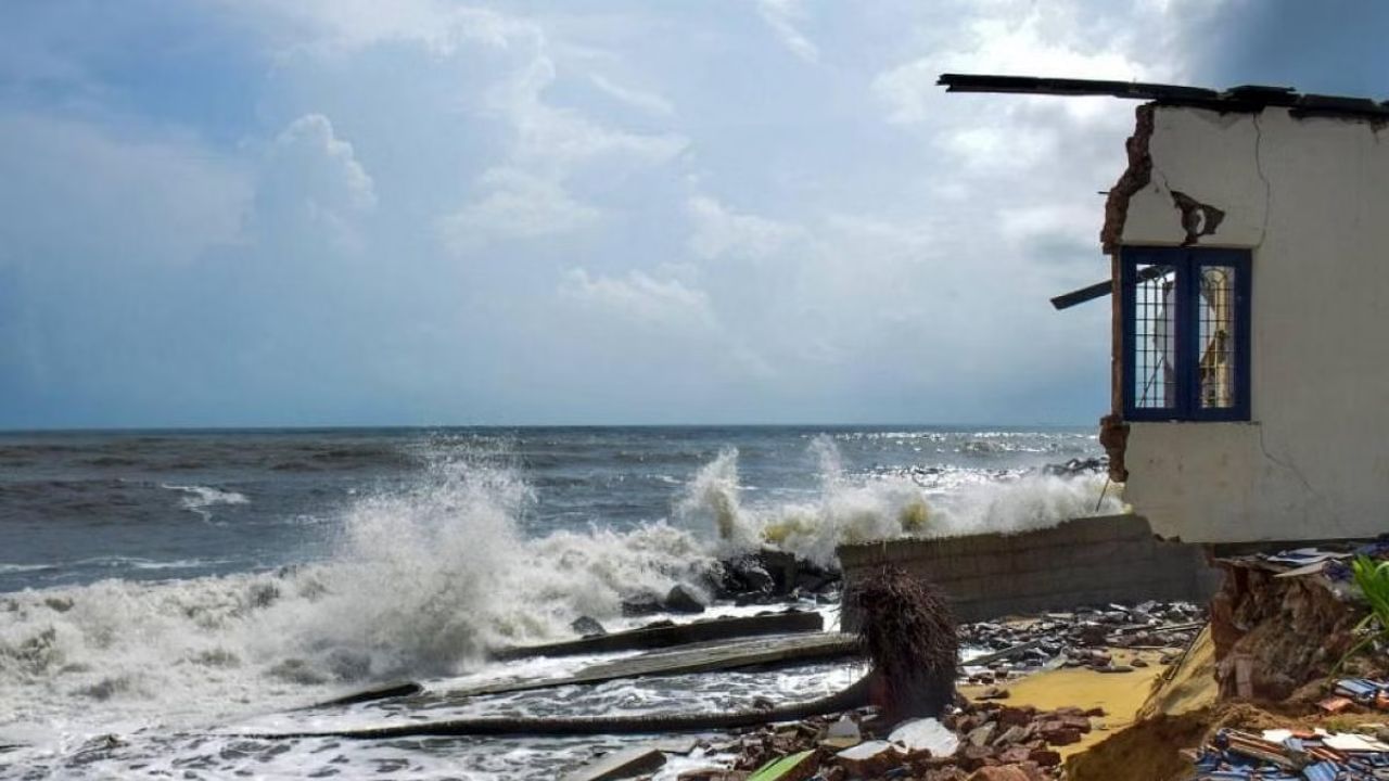 બિપરજોય વાવાઝોડું : ચક્રવાત બિપરજોયે આ વર્ષે જૂનની શરૂઆતમાં ગુજરાતમાં તબાહી મચાવી હતી, બિપરજોય વર્ષ 1977 પછી ઉત્તર હિંદ મહાસાગરમાં સૌથી લાંબુ સક્રિય ચક્રવાતી તોફાન હતું. ચક્રવાત બિપરજોયએ ભારત અને પાકિસ્તાનને અસર કરી હતી, જેના કારણે દરિયાકાંઠાના વિસ્તારોમાંથી 1,80,000થી વધુ લોકોનું સ્થળાંતર કરવામાં આવ્યું હતું. આ વાવાઝોડું અરબી સમુદ્રમાં કુલ 13 દિવસ અને ત્રણ કલાક સુધી સક્રિય રહ્યું હતું. (Image :  ANI, PTI, AFP)