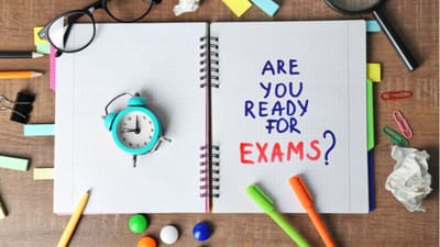 બોર્ડની પરીક્ષા આવે તેપહેલા સમગ્ર અભ્યાસક્રમને આવરી લેવો એ કોઈપણ વિદ્યાર્થી માટે મોટી ચેલેન્જ હોય છે. ઘણી વખત તેમના તમામ પ્રયત્નો છતાં વિદ્યાર્થીઓ કહે છે કે તેઓ કેટલાક મહત્વપૂર્ણ વિષયો ચૂકી ગયા છે, જેને તેઓ આવરી શકતા નથી. વિદ્યાર્થીઓની આ સમસ્યાને હલ કરવા માટે આજે અમે કેટલીક મહત્વપૂર્ણ ટીપ્સ આપેલી છે જેને ફોલો કરીને સરળતાથી તમારો કોર્સ પૂર્ણ કરી શકો છો.
