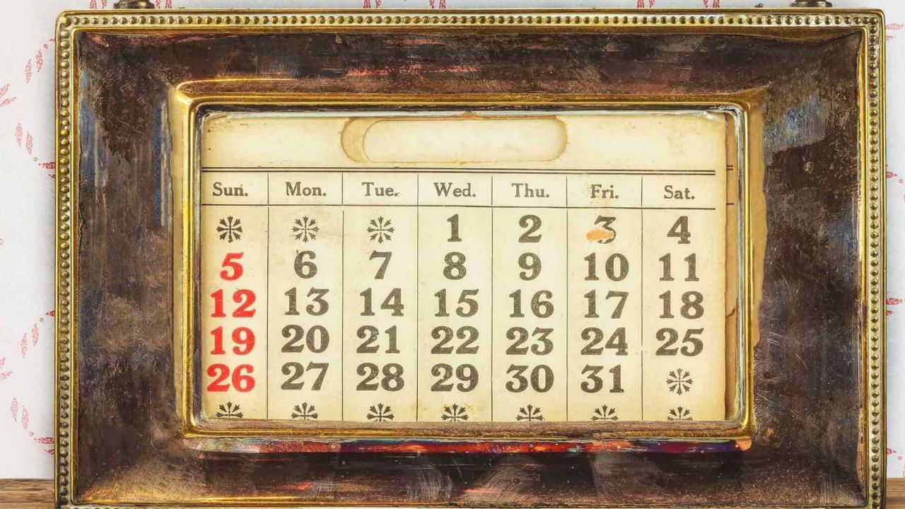 પહેલા વર્ષમાં માત્ર 10 મહિના હતા અને આ મહિનાઓ માર્ચથી ડિસેમ્બર સુધીના હતા. જેના કારણે ડિસેમ્બરનો દસમા સ્થાને હતો. ત્યાર બાદ 2 મહિના ઉમેરવામાં આવ્યા.