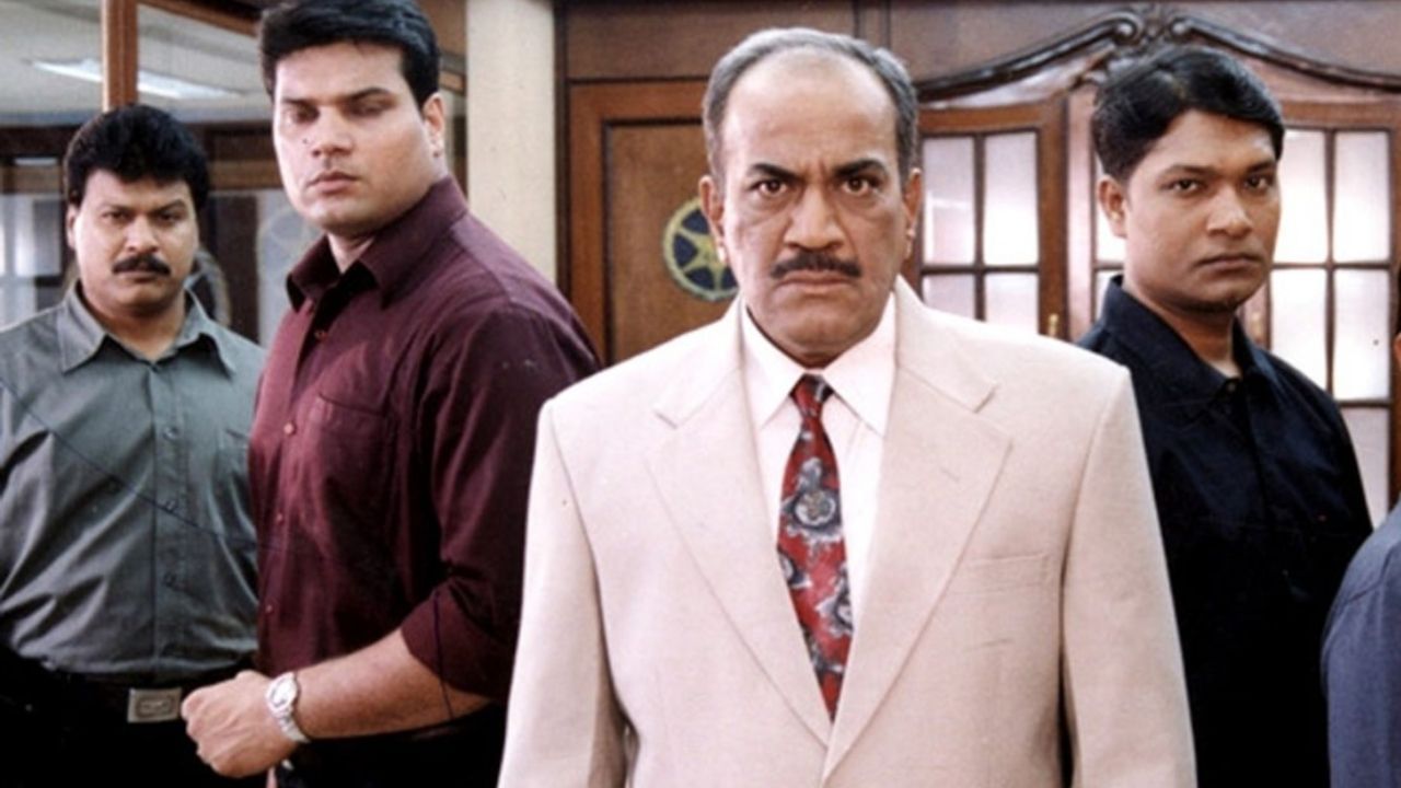 ટેલિવિઝન કે ફિલ્મોમાં પર જ્યારે કોઈ સિરિયલ કે ફિલ્મ આવે છે ત્યારે તેના મુખ્ય કલાકારોને જ ઓળખ મળે છે, પરંતુ આ ટેલીવીઝનના આ CID શોમાં એવું નથી. કારણ કે આ ક્રાઈમ શોના દરેક પાત્રને દરેક ઘરમાં એક અલગ ઓળખ મળી હતી જે આજે પણ લોકોને યાદ છે. ત્યારે બાળકો આજે પણ રમતા રમતા બોલે છે દયા દરવાજા તોડ દો. જોકે આ શોમાં લાંબો સમય સુધી ચાલ્યો હતો જેમાં ACP પ્રદ્યુમન, દયા, અભિજીત, ડૉ. સાલુંકેથી શરૂ કરીને દરેક પાત્ર દરેક ઘરમાં ફેમસ છે.ત્યારે આ દરેક એક્ટર શો માટે કેટલી ફી લેતા હતા ચાલો જાણીએ.  (ફોટો ક્રેડિટ- શોસિયલ મીડિયા)