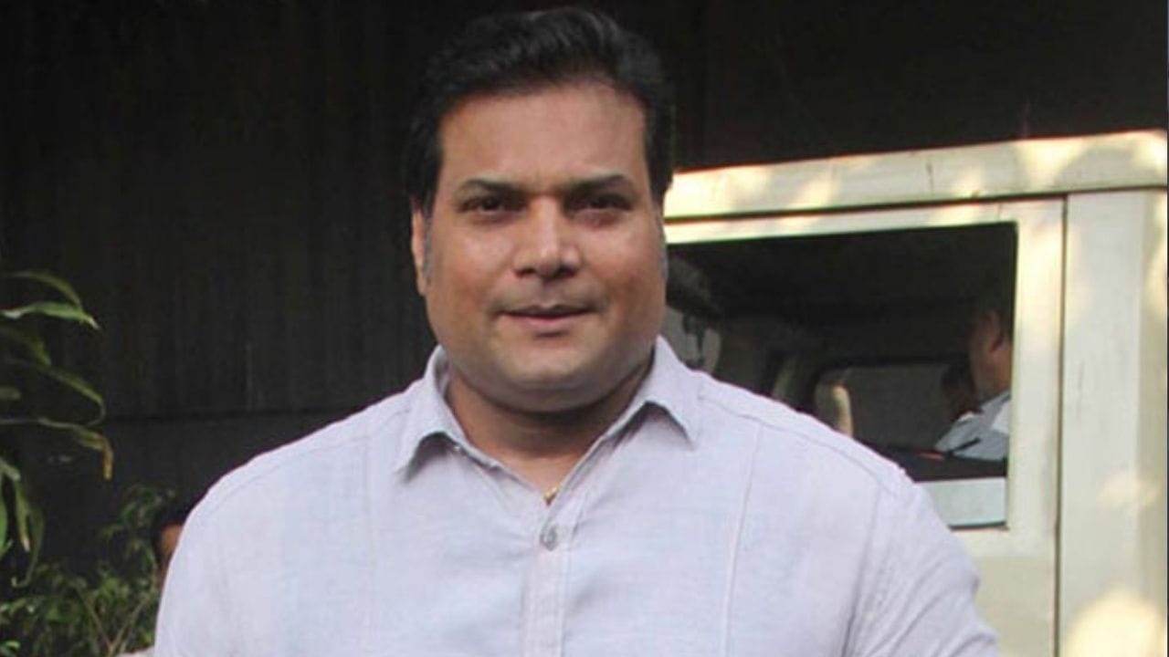 દયા : દયાનું પાત્ર ભજવનાર એક્ટરનું સાચું નામ દયાનંદ શેટ્ટી છે. પરંતુ તે દરેક ઘરમાં દયાના નામથી પ્રખ્યાત છે. દયાએ CIDમાં ખૂબ મહત્વની ભૂમિકા ભજવી હતી. દયા તેની હાઈડ અને બોડીના કારણે દરેક શોમાં દરવાજો તોડતો જોવા મળ્યો હતો. દયાએ રોહિત શેટ્ટીની ફિલ્મ સિંઘમ 2માં પણ દયાની ભૂમિકા ભજવી છે. દરવાજો તોડવામાં નિષ્ણાત ઈન્સ્પેક્ટર દયા એક એપિસોડ માટે લગભગ 80 હજારથી 1 લાખ રૂપિયા ચાર્જ લેતા હતા. (ફોટો ક્રેડિટ- શોસિયલ મીડિયા)