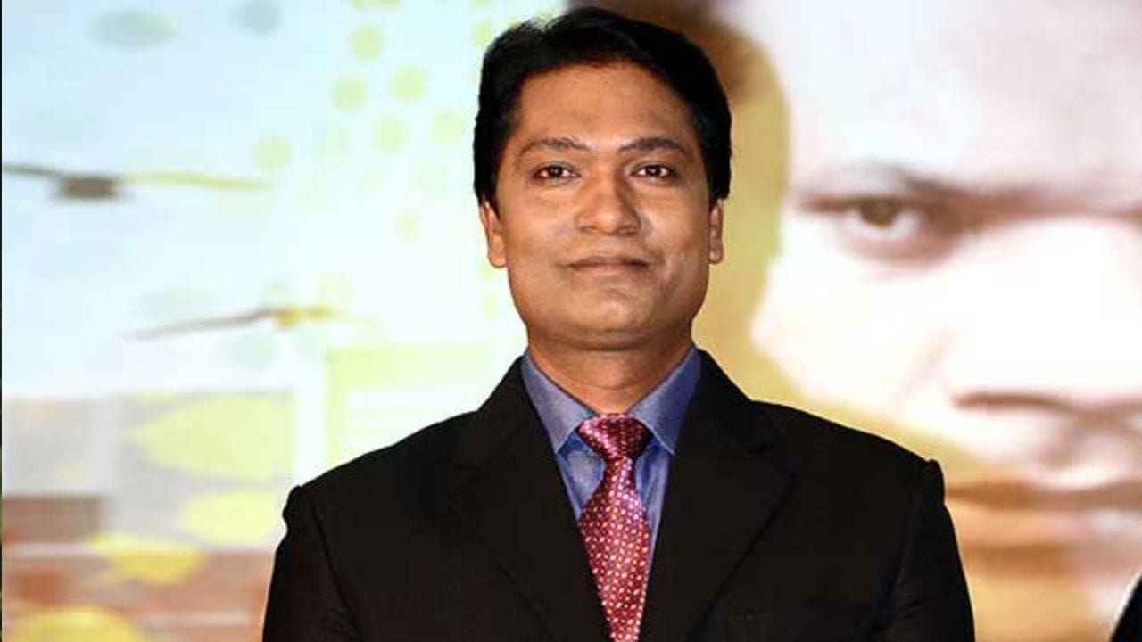 અભિજીત : ACP પ્રદ્યુમન પછી આ શોમાં જો કોઈ સૌથી બુદ્ધિશાળી પાત્ર હતું તો તે અભિજીતનું હતું. આ શોમાં આદિત્ય શ્રીવાસ્તવે ઈન્સ્પેક્ટર અભિજીતની ભૂમિકા ભજવી હતી. આદિત્ય શ્રીવાસ્તવ એક ટેલિવિઝન, ફિલ્મ અને થિયેટર કલાકાર છે. તેણે બ્લેક ફ્રાઈડે, સત્ય, ગુલાલ અને લક્ષ્ય સહિત ઘણી ફિલ્મોમાં કામ કર્યું છે. અભિજીત ઉર્ફે આદિત્ય સીઆઈડી માટે લગભગ 80 હજારથી 1 લાખ રૂપિયા પ્રતિ એપિસોડ લીધા હતા. (ફોટો ક્રેડિટ- શોસિયલ મીડિયા)