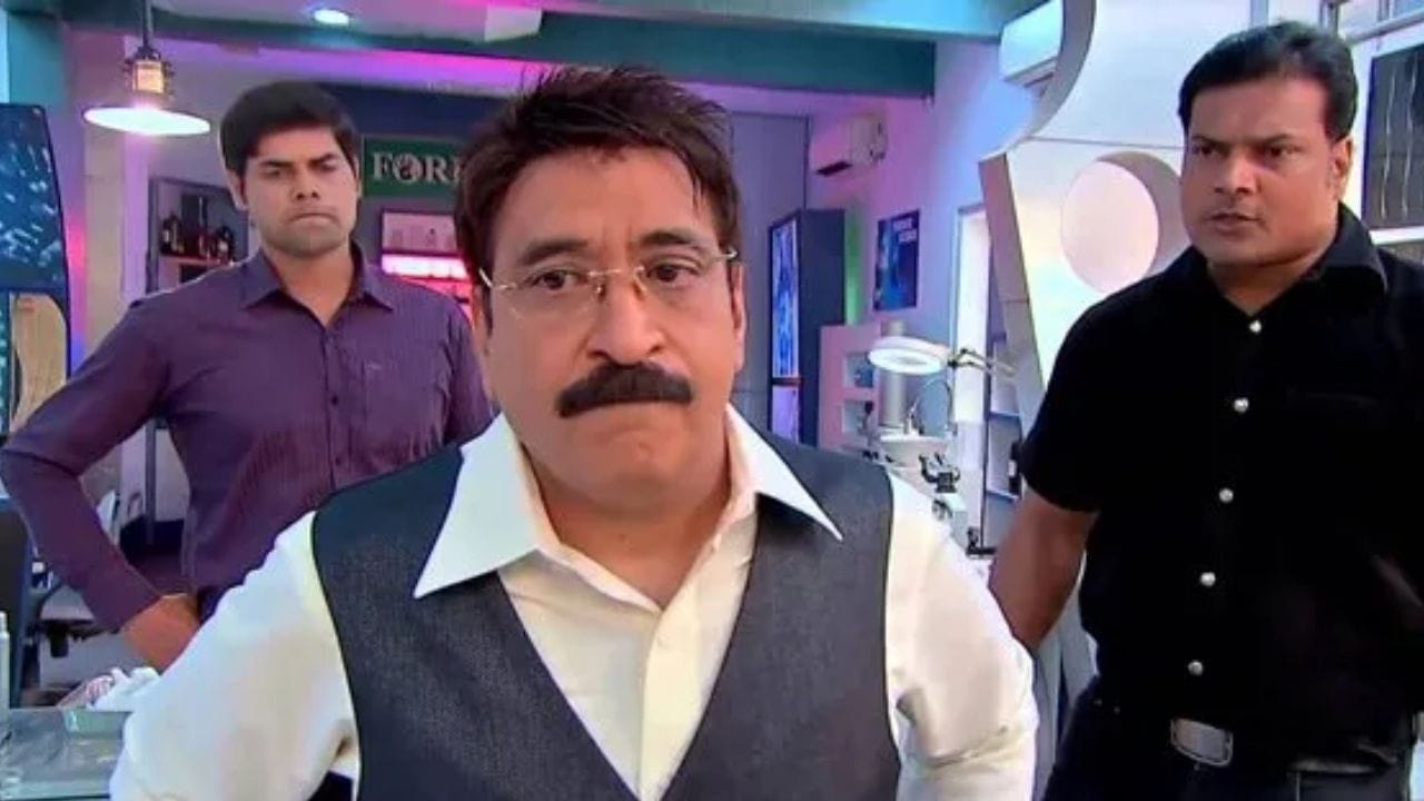 ડૉ. સાલુંકે : ડૉ. સાલુંકે એક એવું પાત્ર છે જેનું મગજ CIDમાં ACP પ્રદ્યુમન કરતા વધુ ઝડપી દોડતુ હતુ. શોમાં તે માત્ર ડૉક્ટર જ નહીં પણ તે એસીપી પ્રદ્યુમનના મિત્ર પણ હતા, જે ઘણીવાર શોમાં એકબીજાને ચીડવતા જોવા મળ્યા હતા. જેમનું નામ નરેન્દ્ર ગુપ્તાએ છે તેમણે પણ એક એપિસોડ માટે 40 હજાર રૂપિયા ફી લીધી હતી. (ફોટો ક્રેડિટ- શોસિયલ મીડિયા)