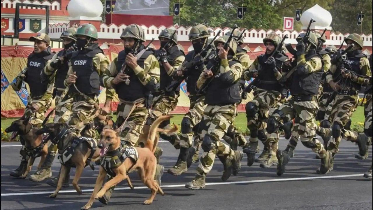  CISF એટલે કે કેન્દ્રીય ઔદ્યોગિક સુરક્ષા બળ એક પૈરામિલિટી ફોર્સ છે, જે કેન્દ્રીય ગૃહ મંત્રાલયની અધિન છે. મેટ્રો, એરપોર્ટ અને દેશના મોટા મંદિરોની સુરક્ષાની જવાબદારી આ પૈરામિલિટી ફોર્સને આપવામાં આવે છે. પૈરામિલિટી ફોર્સ યુવાઓ વચ્ચે ખુબ જ લોકપ્રિય નોકરી છે. 