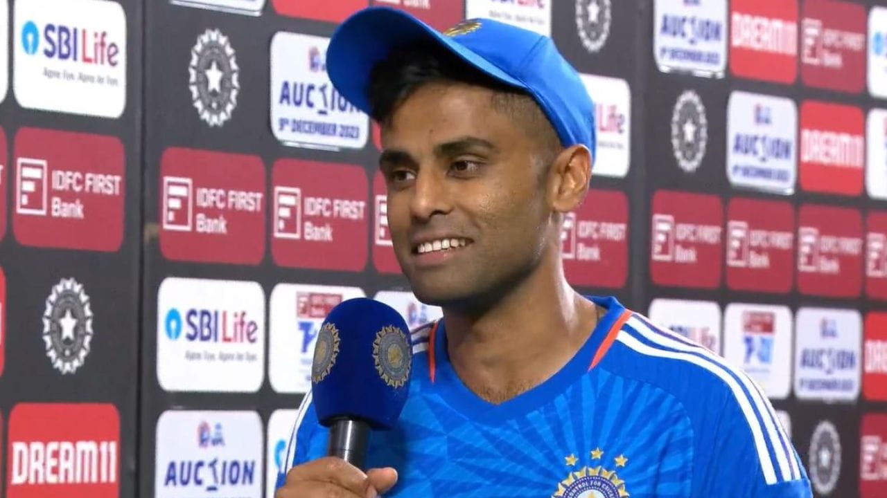 કેપ્ટન સૂર્યકુમાર યાદવ આ સીરિઝમાં કદાચ ઘણા લાંબા સમય બાદ ક્લીન શેવમાં જોવા મળ્યો છે. સૂર્યા આ લુકમાં ખૂબ જ યંગ લાગી રહ્યો છે. આ સિવાય શિવમ દુબે અને દીપક ચહર પણ ક્લીન શેવમાં આ સીરિઝ જોવા મળ્યા છે. ટીમમાં સૌથી યંગ ખેલાડી યશસ્વી જયસ્વાલ તેની નાની મૂછોમાં તેના પ્રદર્શનની જેમાં જ સ્માર્ટ યંગસ્ટર લાગી રહ્યો છે.