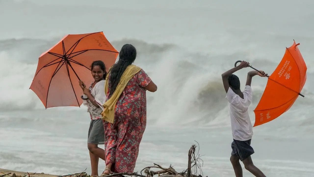 આ વાવાઝોડું 5 ડિસેમ્બરે નેલ્લોર અને માછલીપટ્ટનમ વચ્ચેના દક્ષિણ આંધ્રપ્રદેશના દરિયાકાંઠે ત્રાટકે તેવી સંભાવના છે. આના કારણે પવનની મહત્તમ ગતિ 80-90 કિમી પ્રતિ કલાકની રહેવાની ધારણા છે, જેમાં 100 કિમી પ્રતિ કલાકની ઝડપે પવન ફૂંકાશે.