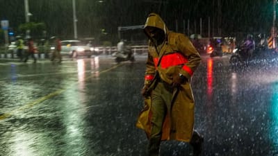 ચક્રવાત 'મિચોંગ'એ તમિલનાડુમાં ભારે તબાહી મચાવી છે. રાજધાની ચેન્નાઈમાં એટલો વરસાદ પડ્યો કે શેરી અને મહોલ્લાઓ પાણીમાં ડૂબી ગયા. હવામાન વિભાગે આ અંગે આગાહી કરી છે કે બંગાળની ખાડીમાં સર્જાયેલ ડીપ ડિપ્રેશન એક ગંભીર ચક્રવાતમાં પરિવર્તિત થયું છે અને તે દક્ષિણ ભારતના રાજ્યોમાંથી પસાર થવાની સંભાવના છે.