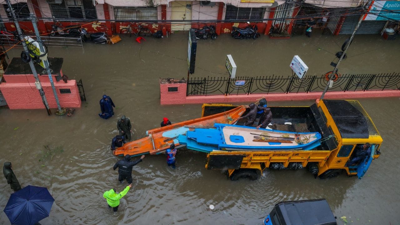 આ સંભવિત જોખમના કારણે આંધ્ર પ્રદેશ સરકારે આજે તમામ શાળાઓને બંધ રાખવાનો નિર્ણય કર્યો છે. વધુમાં, તમિલનાડુ સરકારે ચાર જિલ્લા ચેન્નાઈ, ચેંગલપટ્ટુ, તિરુવલ્લુર અને કાંચીપુરમમાં શાળાઓ બંધ કરવાની જાહેરાત કરી છે.