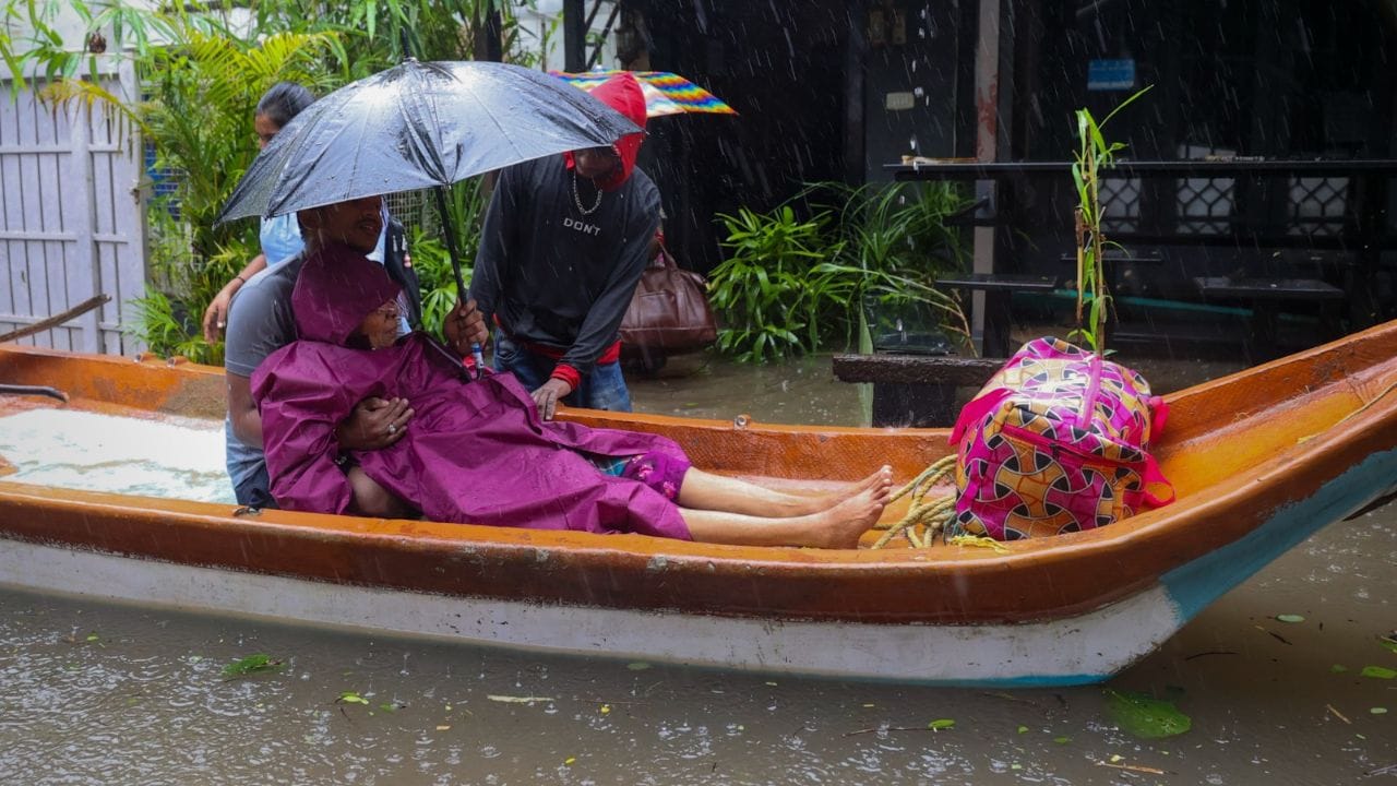 ચક્રવાતી તોફાનના જોખમને ધ્યાનમાં રાખીને નેશનલ ડિઝાસ્ટર રિસ્પોન્સ ફોર્સની 18 ટીમો તૈનાત કરવામાં આવી છે. તમિલનાડુ, આંધ્રપ્રદેશ, ઓડિશા અને પુડુચેરી માટે 10 વધારાની ટીમો અનામત રાખવામાં આવી છે.