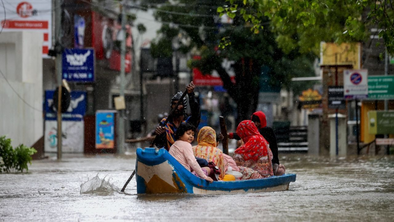 આંધ્રપ્રદેશના આઠ જિલ્લા તિરુપતિ, નેલ્લોર, પ્રકાશમ, બાપટલા, કૃષ્ણા, પશ્ચિમ ગોદાવરી, કોનાસીમા અને કાકીનાડાને હાઈ એલર્ટ પર મૂકવામાં આવ્યા છે. હવામાન વિભાગનું અનુમાન છે કે ચક્રવાત આગામી ત્રણ દિવસ એટલે કે 7 ડિસેમ્બર સુધી વધુ ખતરનાક સ્વરૂપ ધારણ કરશે અને તે બાદમાં શાંત થઈ જશે.