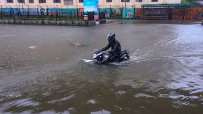 ચક્રવાત મિચોંગ બંગાળની ખાડી પર આગળ વધી રહ્યું છે, પરંતુ તેની અસર ભારતના દરિયાકાંઠાના વિસ્તારોમાં દેખાવા લાગી છે. ખાસ કરીને ચેન્નાઈ અને તેની આસપાસના વિસ્તારોમાં ભારે વરસાદ થઈ રહ્યો છે. સ્થિતિ એવી છે કે એરપોર્ટ બંધ કરી દેવામાં આવ્યા છે અને રસ્તાઓ પર બોટ ચલાવવી પડી છે. હાલમાં તે આંધ્રપ્રદેશ તરફ આગળ વધી રહ્યું છે.