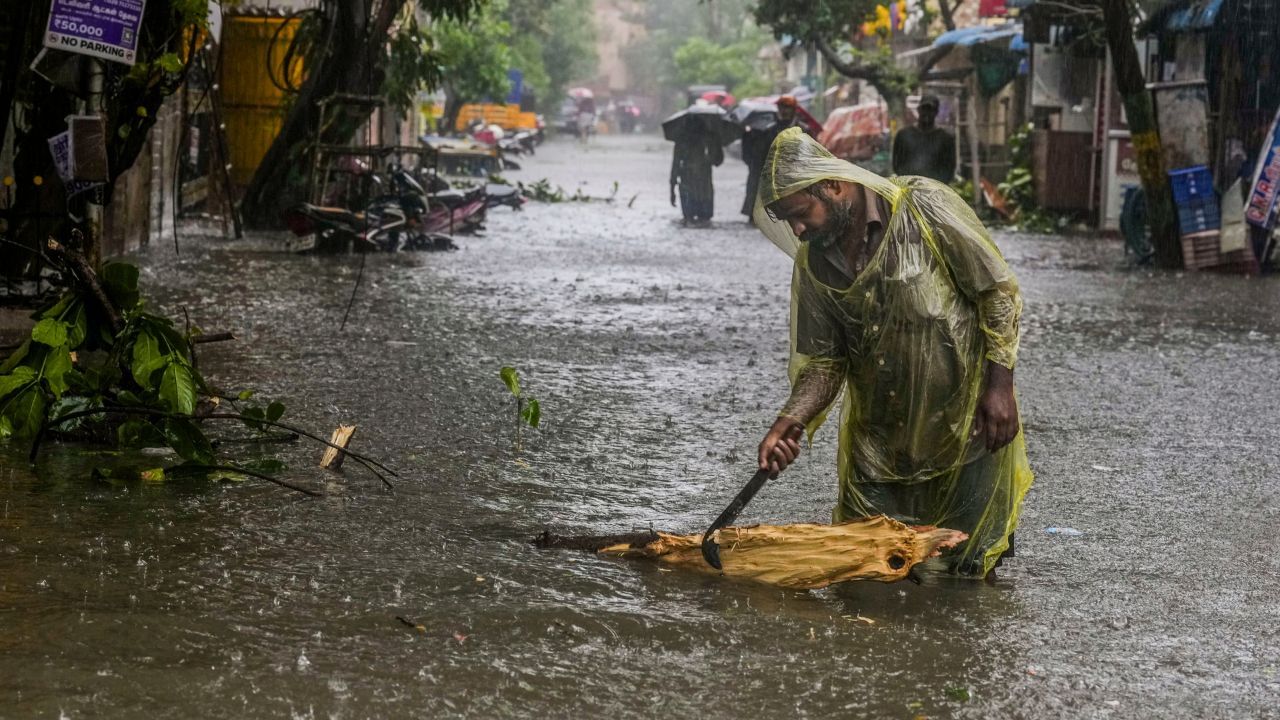 ચક્રવાત શા માટે વારંવાર આવે છે તેની વાત કરવા આવે તો સૌ પ્રથમ ચક્રવાતનો ઇતિહાસ સેંકડો વર્ષો જૂનો છે, પરંતુ તાજેતરના વર્ષોમાં ચક્રવાતની સંખ્યામાં વધારો થયો છે. તેનું કારણ ગ્લોબલ વોર્મિંગ હોવાનું માનવામાં આવે છે. વર્લ્ડ મીટીરોલોજીકલ ઓર્ગેનાઈઝેશનના નિષ્ણાંતોના જણાવ્યા અનુસાર, તાપમાનમાં વધારો થઈ રહ્યો હોવાથી વાતાવરણમાં ફેરફારને કારણે ચક્રવાતની આવર્તન વધી છે. તે અર્થમાં, આગામી વર્ષોમાં ચક્રવાતની સંખ્યામાં વધુ વધારો થવાની સંભાવના છે.