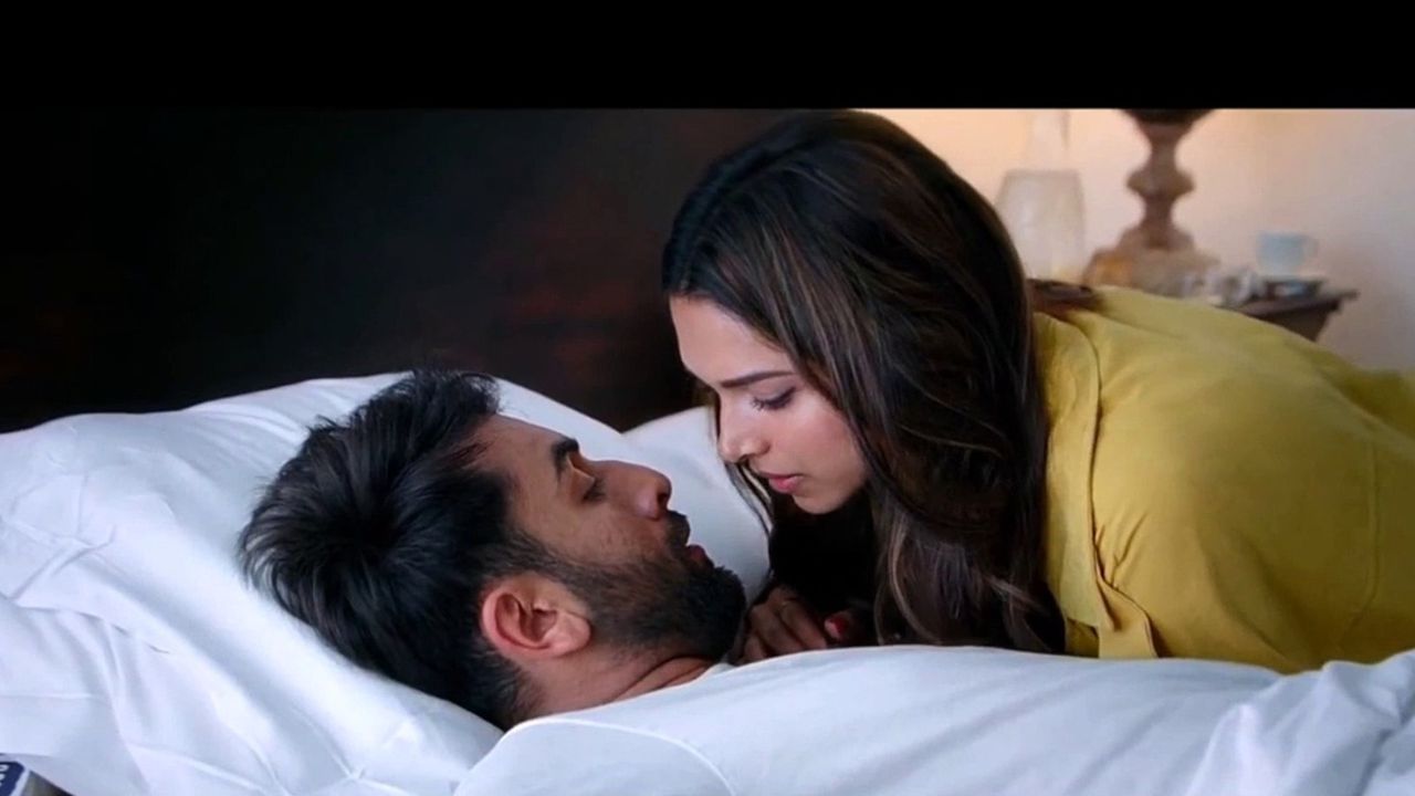 જોકે આ પહેલી વાર નથી કે દીપિકાએ ઓન સ્ક્રીન આવા કિસીંગ સીન આપ્યા હોય. તમને જણાવી દઈએ કે રણવીર સિંહથી લઈને રણબીર કપૂર સુધી ફિલ્મમાં દીપિકાએ તેના કો-સ્ટારને કિસ કરીને મોટા પડદા પર તોફાન મચાવ્યું હતું. ચાલો તે સમય પર નજર કરીએ