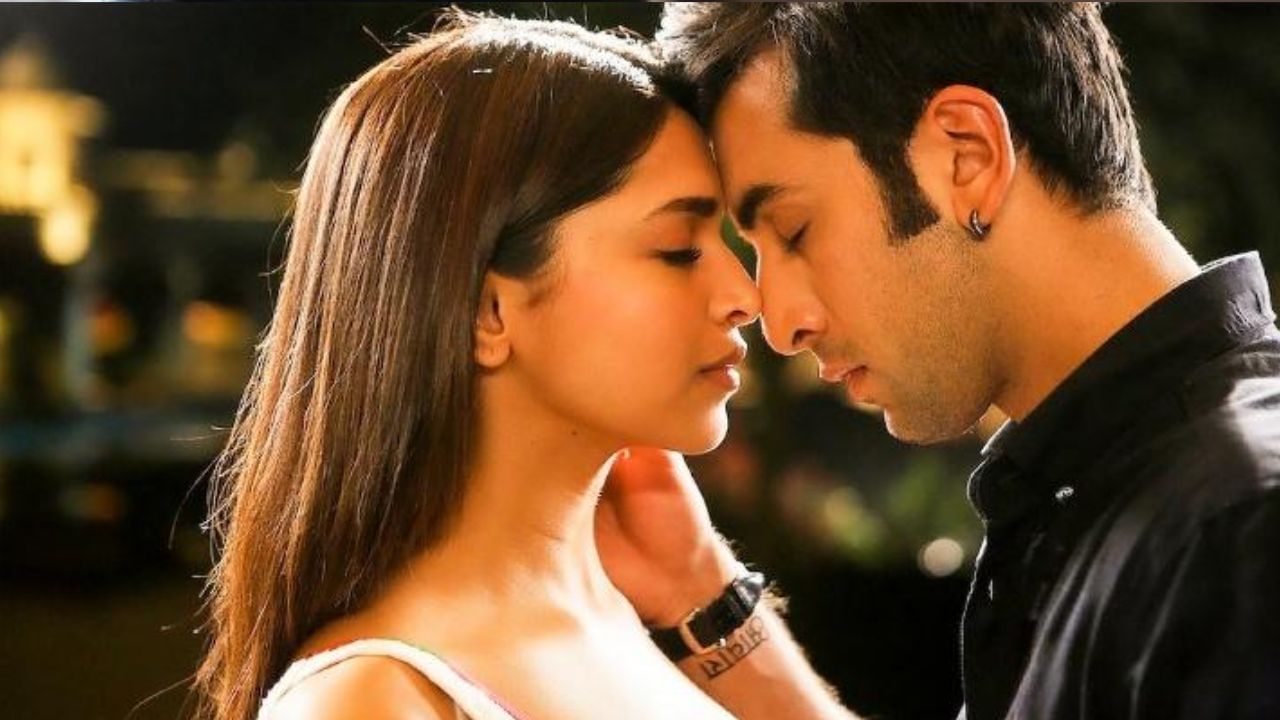 યે જવાની હૈ દિવાની : YJHD એટલે કે યે જવાની હૈ દિવાની ફિલ્મમાં દીપિકા લિપ લૉક મોમેન્ટમાં જોવા મળી હતી. દીપિકા પાદુકોણે આ ફિલ્મમાં રણબીર કપૂર સાથે કિસીંગ સીન આપ્યા હતા,