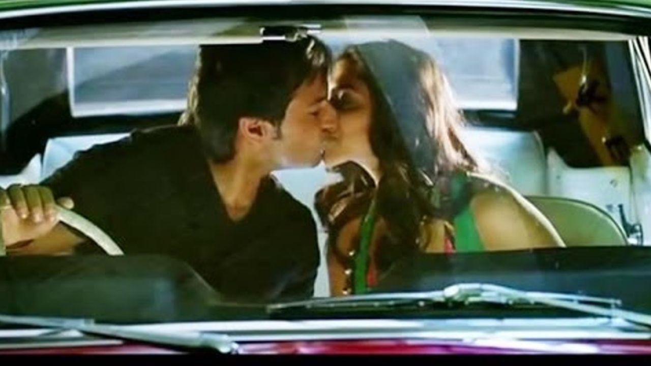 લવ આજ કલ : દીપિકા પાદુકોણ અને સૈફ અલી ખાન એકબીજા સાથે જોવા મળ્યા છે ત્યારે તેમની કેમેસ્ટ્રી લાજવાબ રહી છે. બંનેએ લવ આજ કલમાં સ્ક્રીન પર એકબીજા સાથે કિસીંગ સીન આપી ઓન સ્ક્રીન ધમાકો કરી દીધો હતો. 