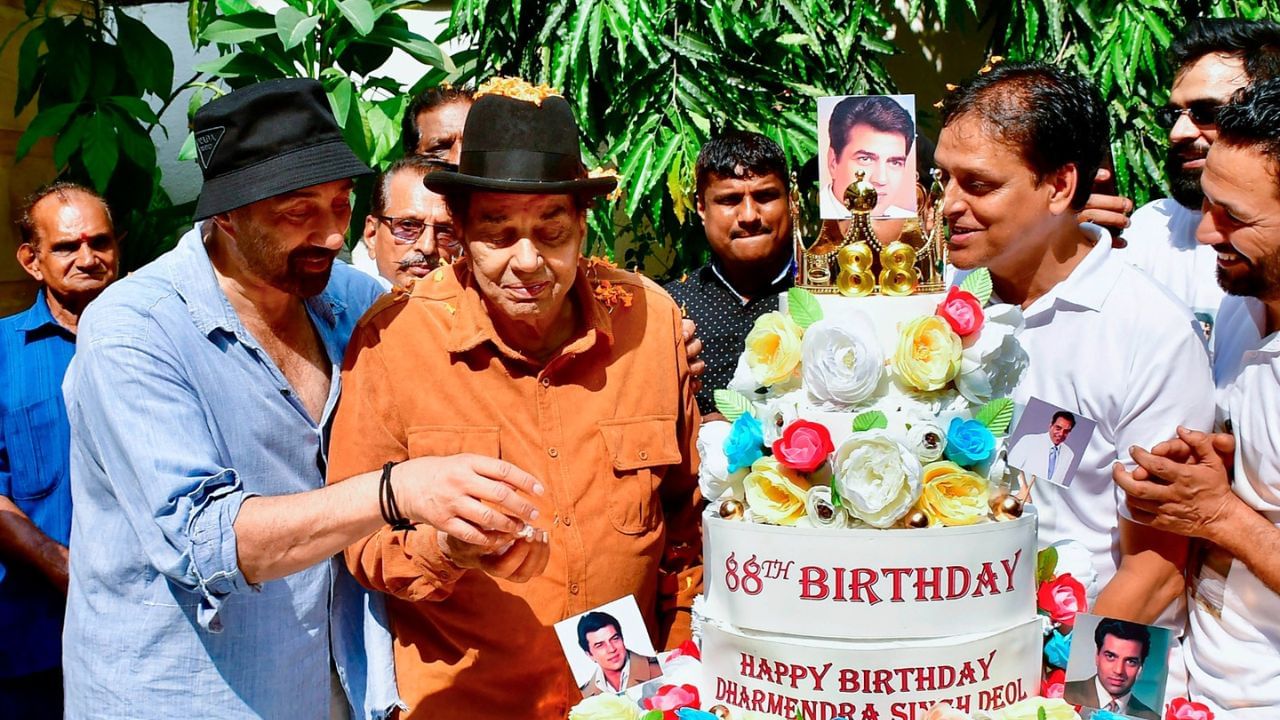 ધર્મેન્દ્ર હિન્દી જગતના એક એવા અભિનેતા છે, જેમને ચાહકો માત્ર તેમની ફિલ્મો માટે જ નહીં, પરંતુ તેમની સરળ શૈલી માટે પણ પસંદ કરે છે. બોલિવૂડના દિગ્ગજ અભિનેતા ધર્મેન્દ્ર 8 ડિસેમ્બરે તેમનો 88મો જન્મદિવસ ઉજવી રહ્યા છે. દર વર્ષની જેમ આ વર્ષે પણ તેમના ફેન્સ તેમના ફેવરિટ અભિનેતાના જુહુના ઘરની બહાર તેમનો જન્મદિવસ ઉજવવા પહોંચ્યા હતા, જ્યાં તેમણે ધર્મેન્દ્રના ઘરની બહારના ઝાડ પર માત્ર મોટા-મોટા પોસ્ટર જ લગાવ્યા ન હતા, આ સાથે એક મોટી કેક પણ કાપી હતી.