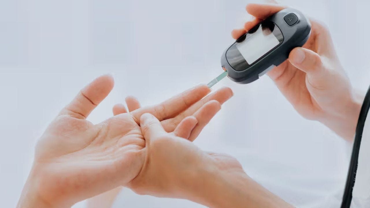 ડાયાબિટીસના દર્દીઓ પણ પોતાના રૂટિનમાં સંતુલિત આહારથી લઈને રોજની કસરત સુધી સારી ટેવો અપનાવીને સ્વસ્થ રહી શકે છે. અમેરિકન ડાયાબિટીસ એસોસિએશનના જણાવ્યા અનુસાર ડાયાબિટીસથી બચવા માટે દરરોજ 10,000 પગલાંઓ ચાલવું વધુ સારું છે. ચાલવાની ઝડપ અને ડાયાબિટીસનું જોખમ ઘટાડવા વચ્ચે શું સંબંધ છે તેના વિશે જાણો.
