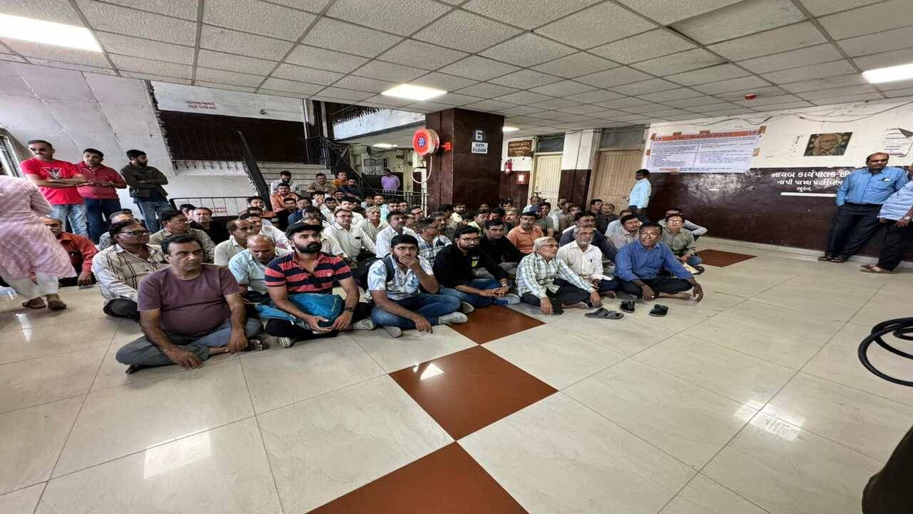 સુરત : શ્રમ વિભાગ કચેરી ખાતે રત્નકલાકારોના ધરણા, ડાયમંડ કંપનીમાંથી છટણી બાદ કામદારો રઝળી પડ્યાનો આક્ષેપ