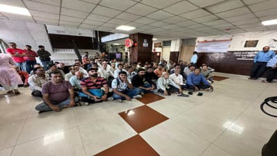 સુરત : શ્રમ વિભાગ કચેરી ખાતે રત્નકલાકારોના ધરણા, ડાયમંડ કંપનીમાંથી છટણી બાદ કામદારો રઝળી પડ્યાનો આક્ષેપ