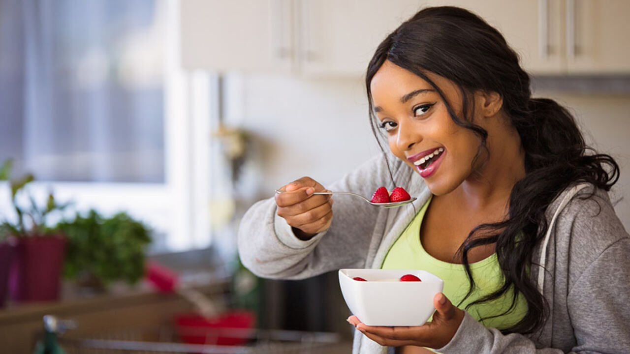 તણાવ આપણા એકંદર સ્વાસ્થ્ય પર ખરાબ અસર કરે છે. જેમાંથી એક પાચન તંત્ર છે. વધુ પડતા તણાવમાં રહેવાથી પેટમાં અલ્સર, ઝાડા અને કબજિયાત જેવી પાચન સમસ્યાઓ થઈ શકે છે. તેથી, તણાવને નિયંત્રિત કરવાનો પ્રયાસ કરો, આ માટે તમે યોગ અને ધ્યાન તકનીકોની મદદ લઈ શકો છો.