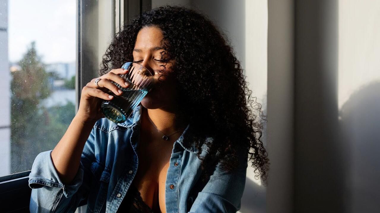 ખોરાક સાથે વધુ પડતું પાણી પીવાથી આપણી પાચન શક્તિ બગડે છે. તેથી, પાણી જમ્યાના 1/2 કલાક પહેલા અથવા પછી જ પાણી પીવું જોઈએ. જો તમને જમતી વખતે તરસ લાગે છે, તો માત્ર 1-2 ઘૂંટડા પાણી પીવો.